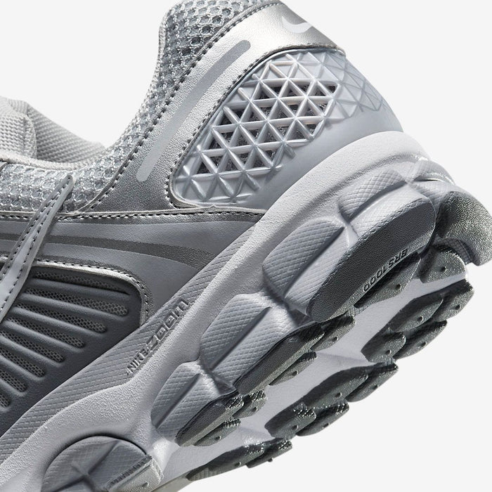 Nike Men's Nike Zoom Vomero 5 Shoes - Wolf Grey / Metallic Silver / Cool Grey / White